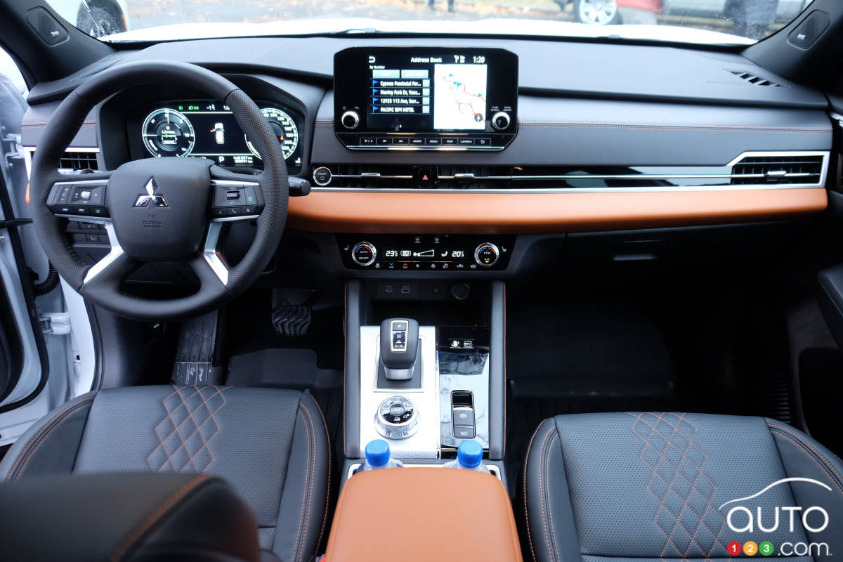 Mitsubishi Outlander PHEV 2023, intérieur